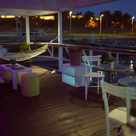 Sweet House On The River Ботель *